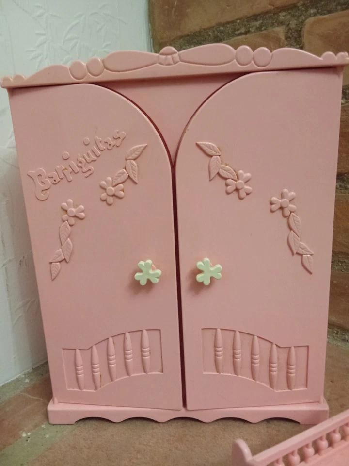 LOT JOUET VINTAGE-BARRIGUITAS/FAMOSA-ARMOIRE/DRESSING+LIT+2 POUPONS.ANNEE 80 - Photo 2/4