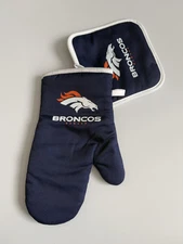 Denver Broncos NFL Officially Licensed 2-Piece Oven Mitt & Pot Holder Set NEW
