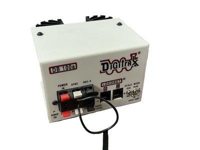 Digitrax DB100a DCC Booster Command Station Off-White Metal EUC