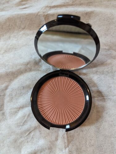 Signature Club A Colloidal Gold Radiance Ultra Creamy Powder Blush 2 .28oz/8g - Picture 2 of 3
