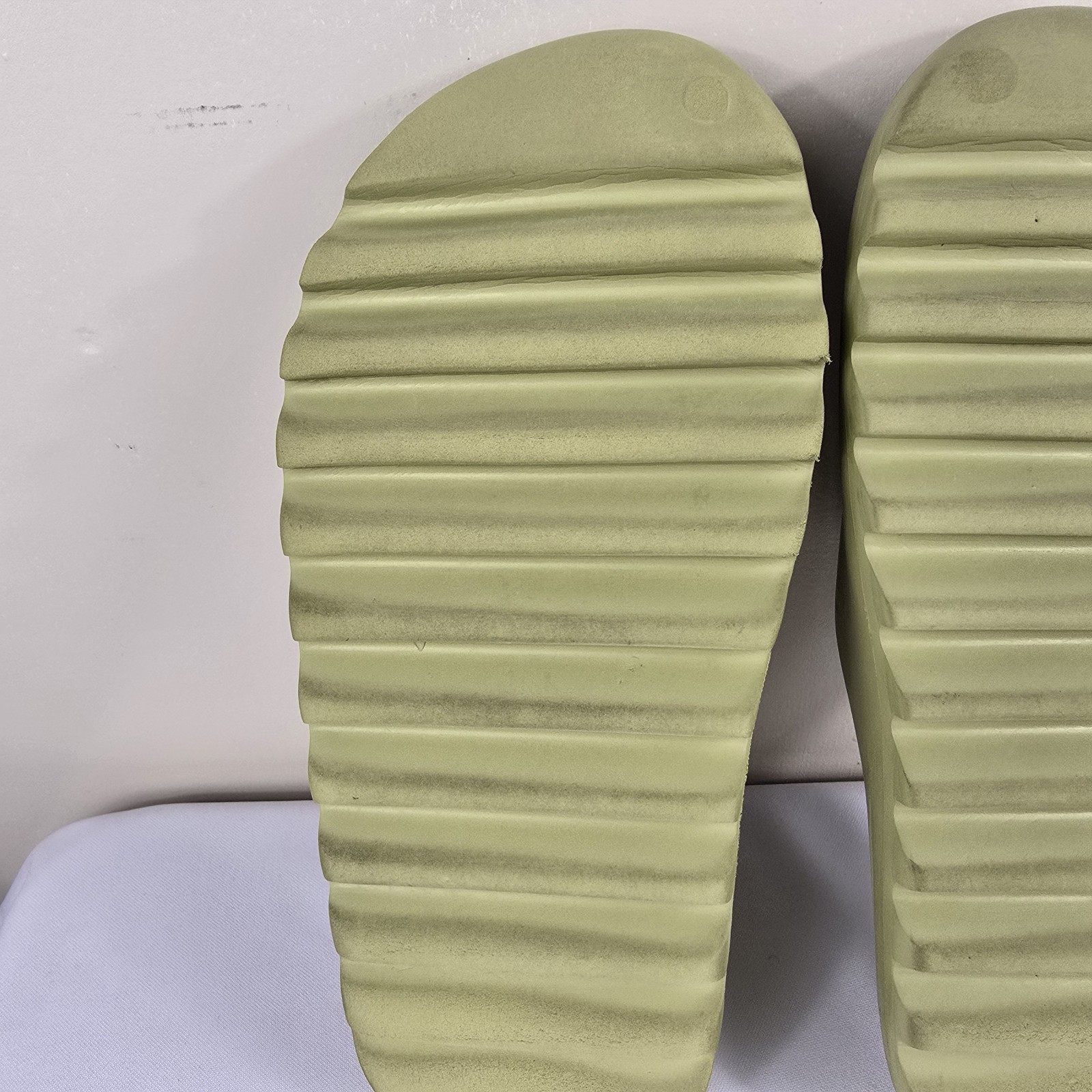 Women’s Size 10 US Adidas Yeezy Slides Resin Slippers No Box Authentic Used thumbnail 7