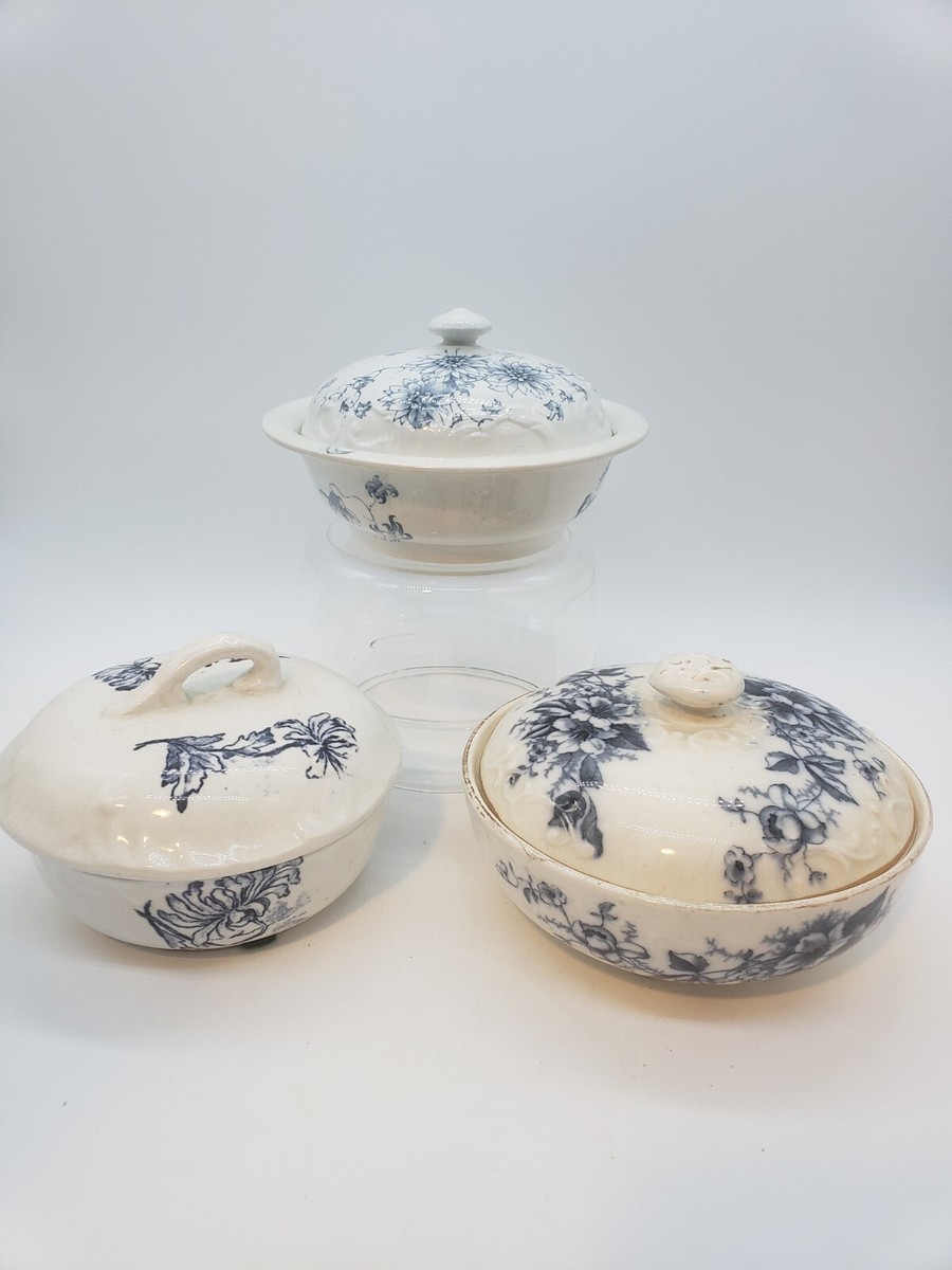 Antique 2 piece Blue and White Soap dishh (TRE) Antique 2 piece Blue and White Soap dishh (TRE)