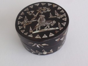 Antique Chinese Inlaid Mother of Pearl Round Cover Laquer Box