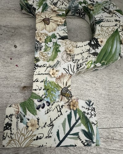 Lettre monogramme "P" art mural, découpage fleurs, plantes, crème et verts 9" - Photo 3/11