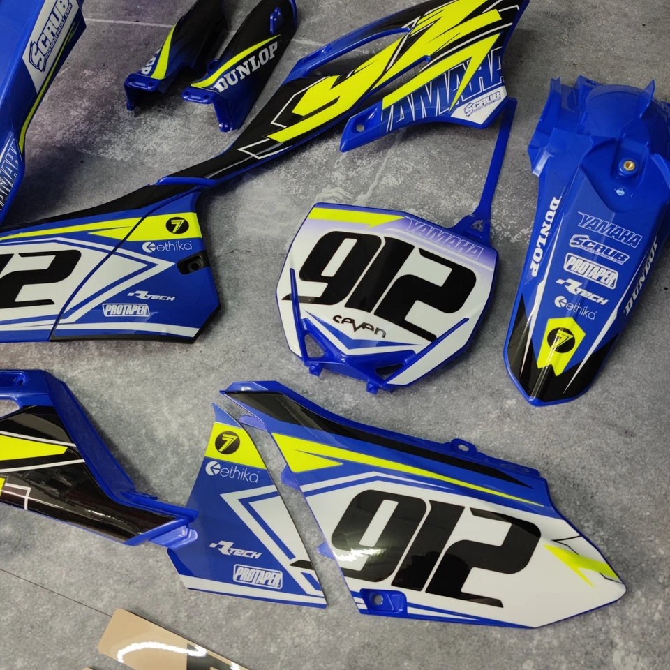 Plásticos + Gráficos Yamaha YZ 85 2022-2026 Fluo + Número de carrera personalizado Foto 2 de 4