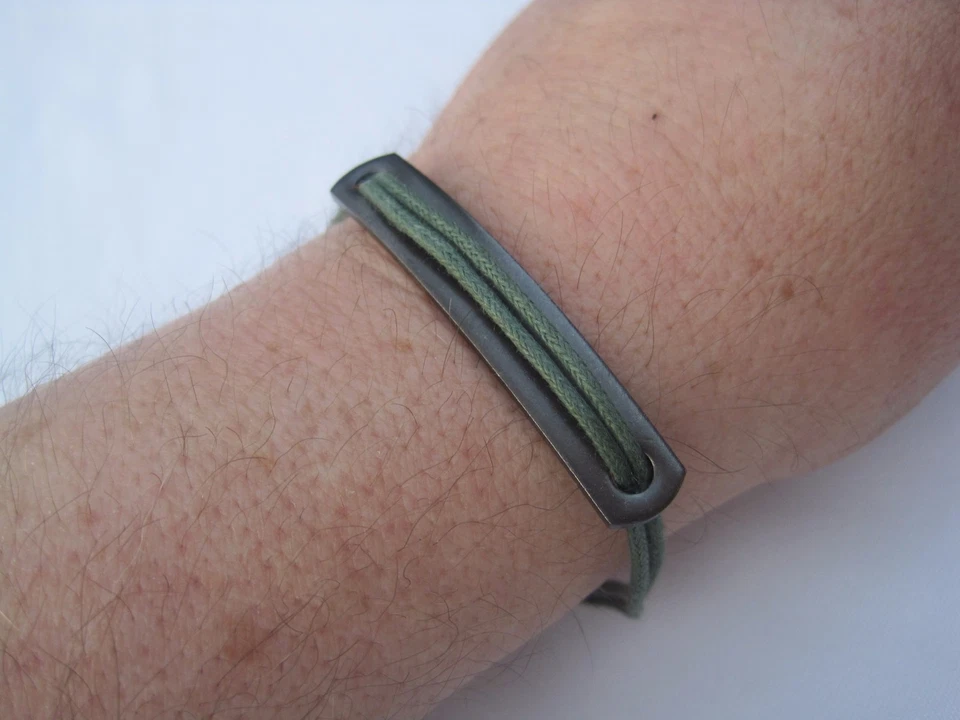 Pulsera de cordón Kenneth Cole New York para hombre, disponible en cinco colores, venta al por menor de $38 Foto 2 de 4