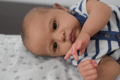 Puppe Reborn Baby Cameron in dunkelbrauner Haut bemaltes Haar lebensechte 3D Haut, 24 Zoll