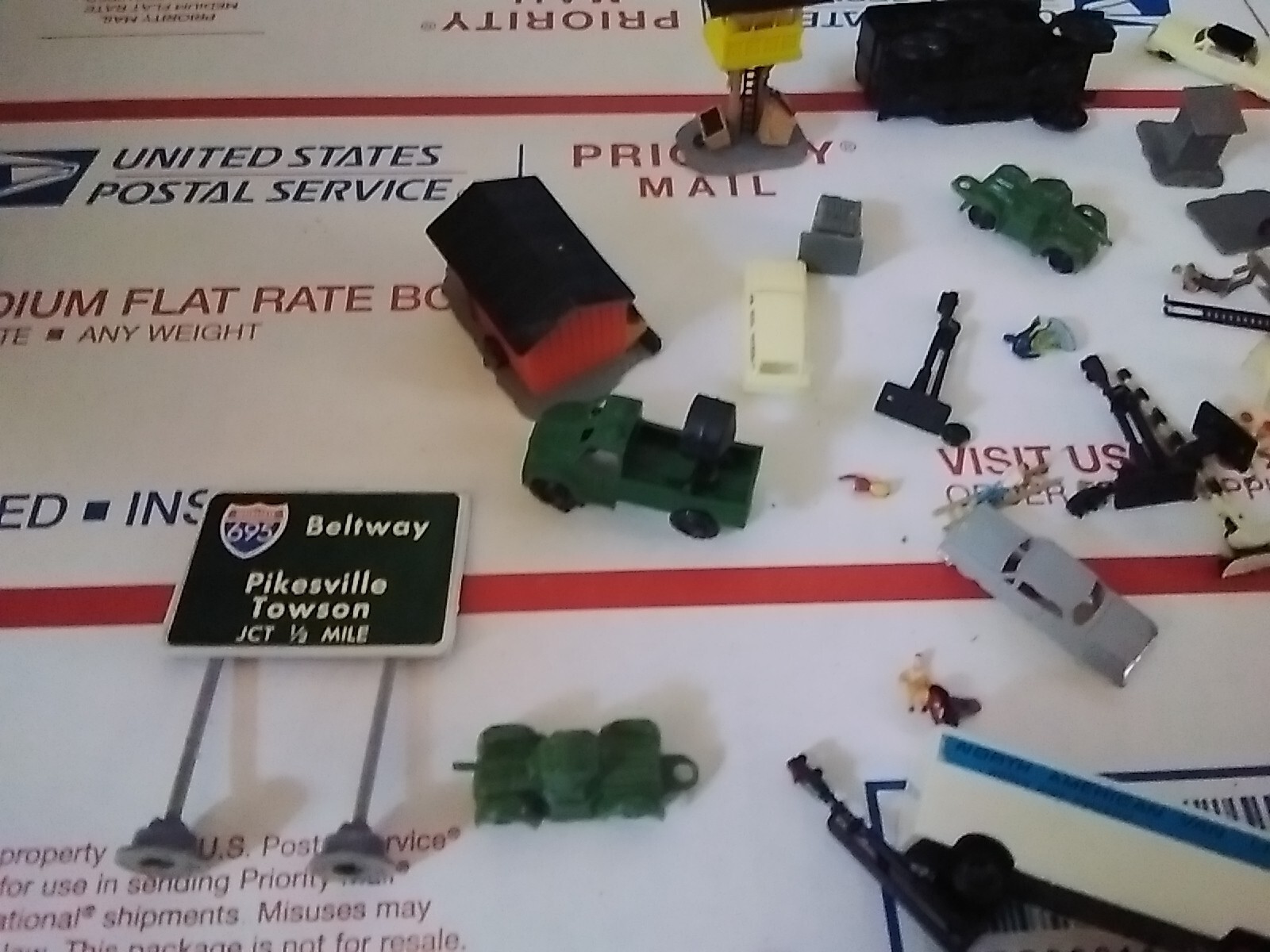 N Scale Trains People Building Trucks Cars Sign Lot Preowned Good