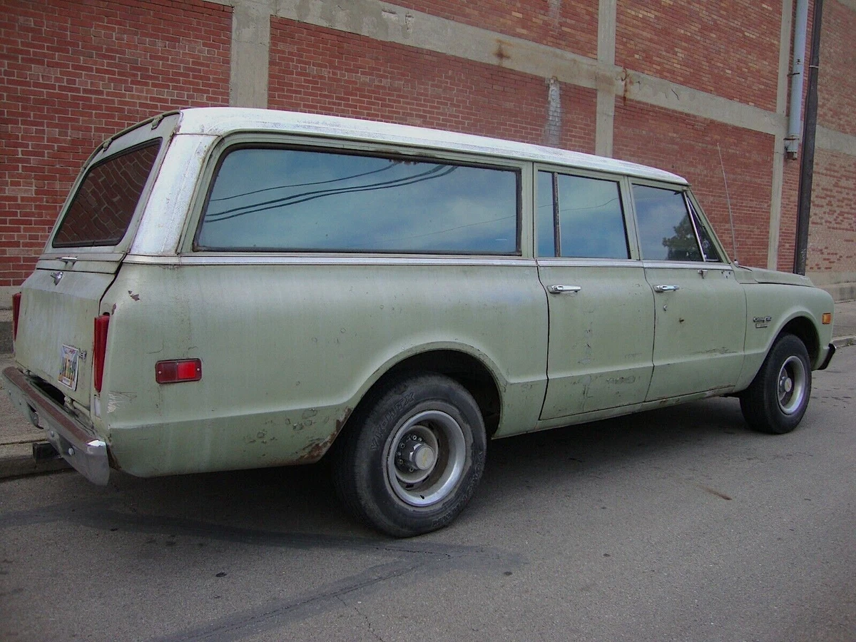 Three door 1970 Chevrolet Suburban - right rear profile
