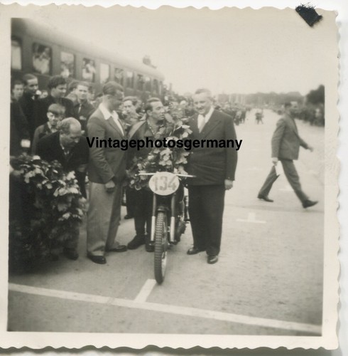 Z5601 Foto 50er Jahre Motorsport Motorrad Rennfahrer  Rennen Sieger AVUS Berlin