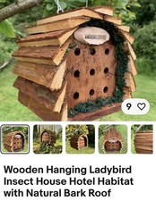 Holz hängender Marienkäfer Insektenhaus Hotel Lebensraum mit natürlichem Rindendach