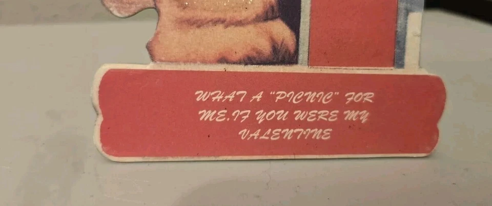 Tarjeta decorativa de San Valentín cachorro perro día de San Valentín retro canasta de picnic de pie Foto 3 de 4