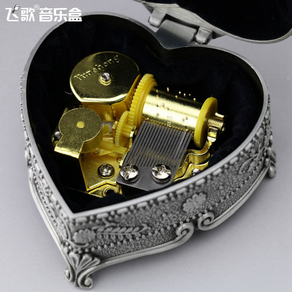 SANKYO TIN ALLOY HEART SHAPE WIND UP MUSIC BOX ♫ Kingdom