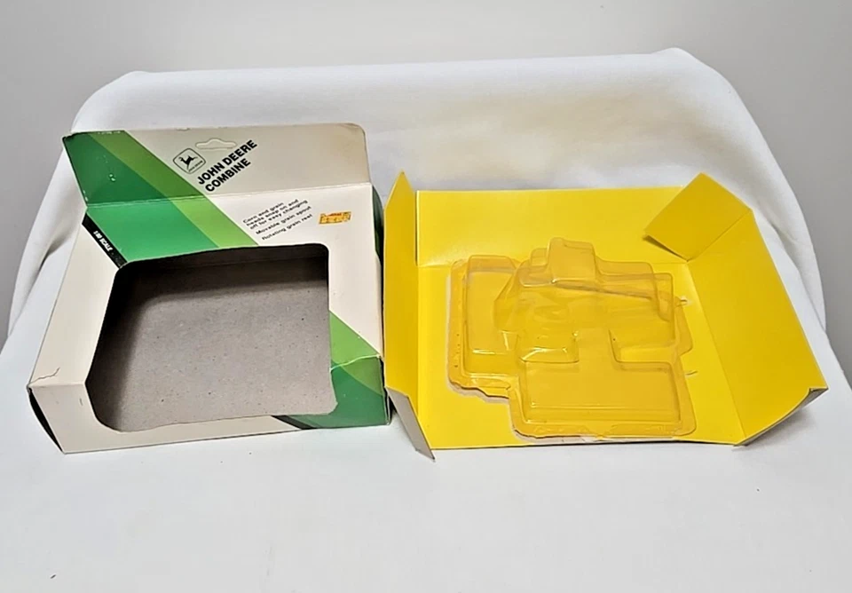 Ertl 1:80 Scale John Deere Combine with Corn & Grain Heads #537 - Image 2 of 4