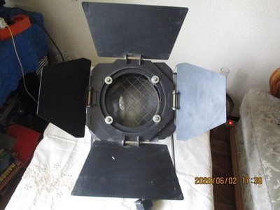 Theatherscheinwerfer Ultralite Quadro 650/1000, ohne Tüv,Montageklammer dabei