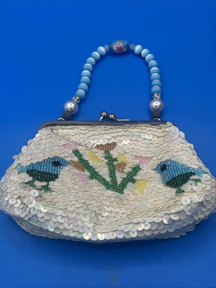 Cartera de Colección Lilly Scott con Mango de Cuentas Lentejuelas con Impresionante Bordado de Pájaro Azul Foto 3 de 4