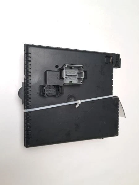 CAJA RELÉ FUSIBLES MALETERO TRASERO se adapta a Volvo S60 2005-2009 Foto 2 de 4