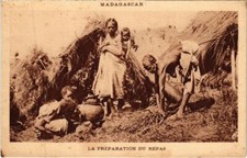 CPA AK La preparation du repas MADAGASCAR (12...