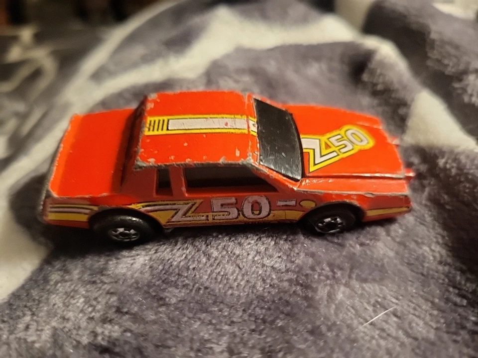 1984 HOT WHEELS ТРЕЩИНЫ BUICK REGAL Z50 КРАСНЫЙ 1:64 ЛИТОЙ 3-ДЮЙМОВЫЙ АВТОМОБИЛЬ С ЖЕЛТЫМ - Изображение 2 из 4