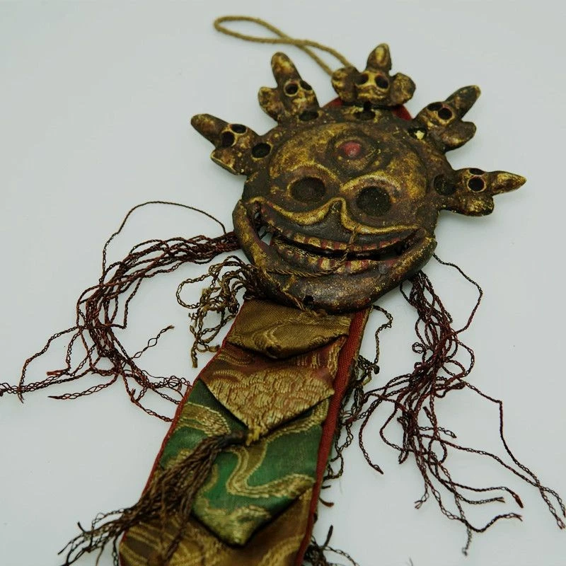 Декор тибетского латунного непальского ритуального молитвенного флага с подвеской в виде черепа цитипати ручной работы - Изображение 3 из 4