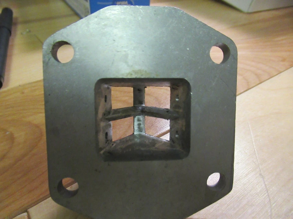 YAMAHA OEM - BLOQUE DE ASIENTO DE VÁLVULA DE CAÑA DE CARBURADOR - 1972 LT2 LT2M - 304-13611-00 Foto 3 de 4