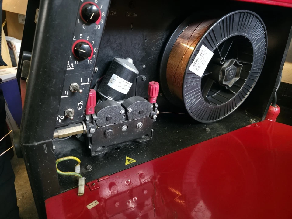 LINCOLN POWERTEC 305C COMPACT 3 phase MIG WELDER 4 roll drive - Image 3 of 4