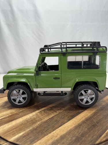 Bruder Defender Station Wagon 1:16 Scale Green Land Rover Germany 2010