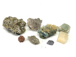 Ensemble de minéraux de collection à identifier…