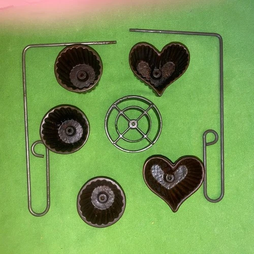 Griswold Vintage Cast Iron Patty Molds Rosettes Set Of 6 With 2 Handles