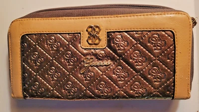 Bolso sin asas vintage Guess metálico dorado con monograma de cuero sintético en relieve - Imagen 1 de 4