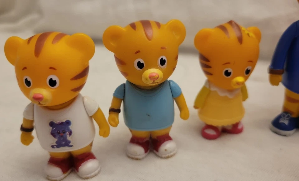 Carro trolley de barrio Daniel Tiger para retroceder y llevar con 8 figuras Foto 2 de 4