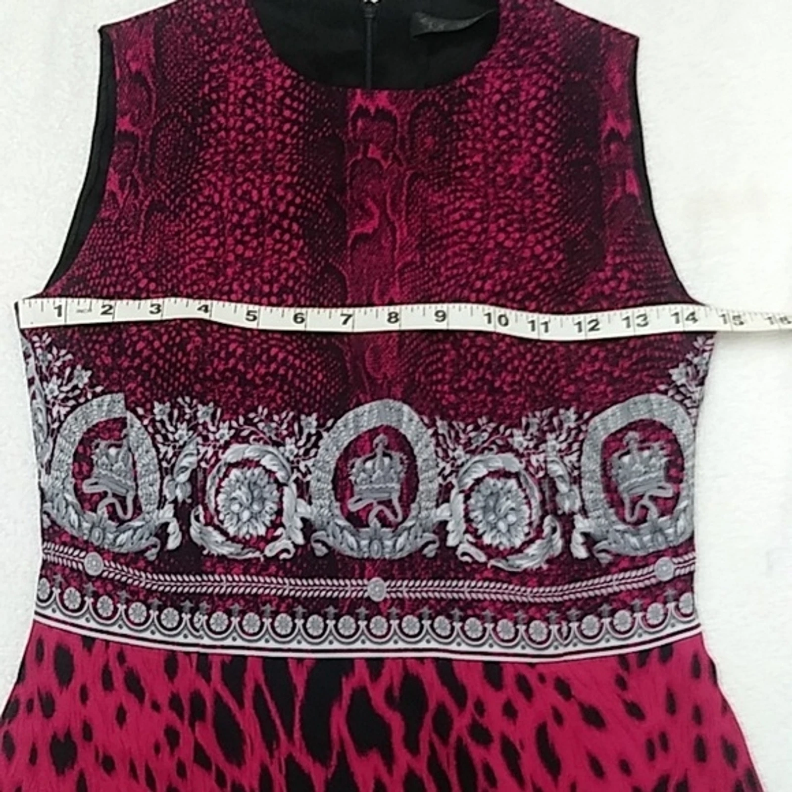 Abito Versace. Taglia 40. Colore fucsia e nero.