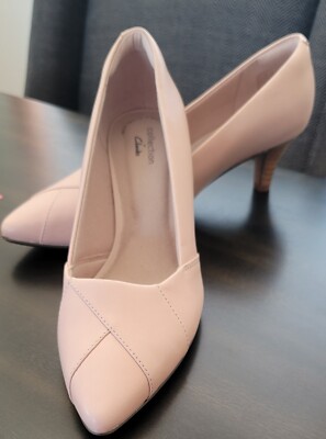New Women s Clarks Blush Leather  Linvale Sage  Kitten Heels Size 8 Wide