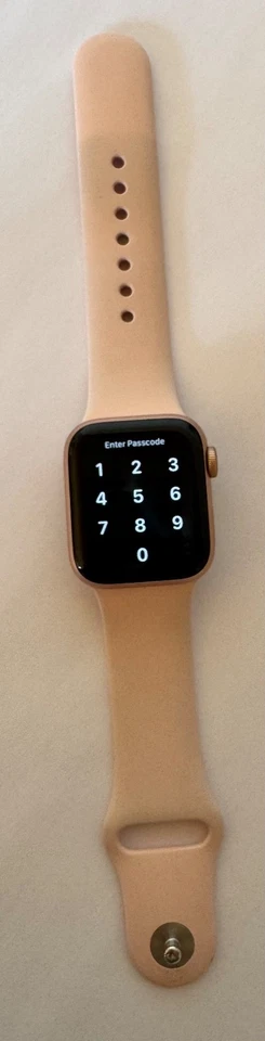Apple Watch SE GPS 40 mm mit Aluminiumgehäuse, Sportarmband und Retina Display., Foto 2 von 5