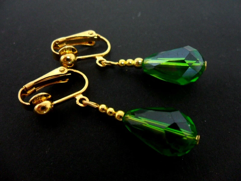 A PAIR OF GOLD TONE & GREEN GLASS CRYSTAL TEARDROP CLIP ON DANGLY EARRINGS. - Image 1 of 1