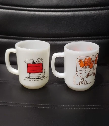 VINTAGE 1958 SET OF 2 FIRE KING ANCHOR HOCKING SNOOPY MUGS GRATE CONDITION
