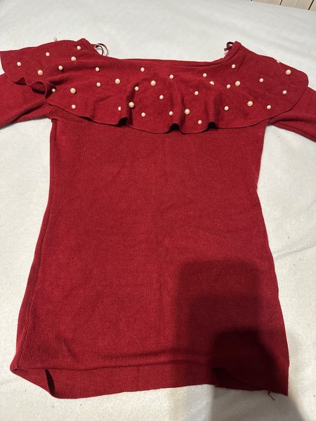 Jersey Rojo de Punto con Volante y Perlas Cuello Barco Elegante