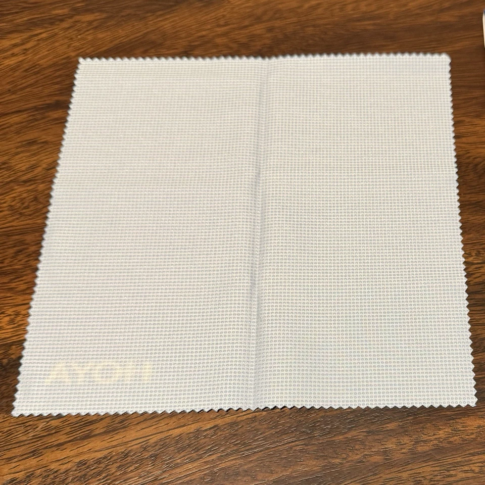 Paño de microfibra HOYA Premium - Paño estándar Crizal/hoya sin agarre lateral  Foto 2 de 3