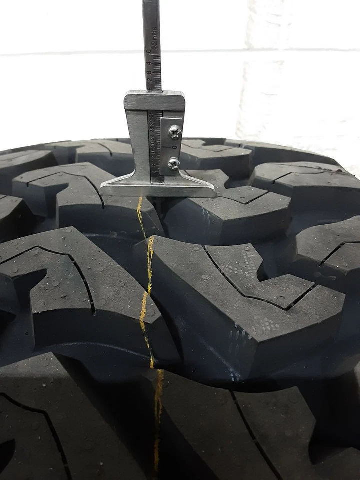 1x LT305/55R20 Nexen Roadian MTX 19/32 125 Q Used Tire 3055520 - Image 3 of 3