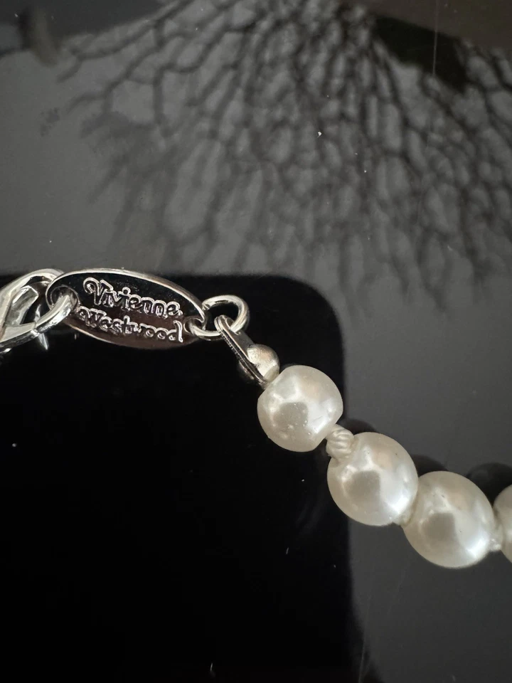 VIVIENNE WESTWOOD MINI BAS RELIEF PEARL CHOKER ORB PENDANT NECKLACE - Immagine 4 di 4