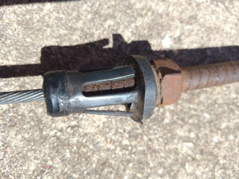 КАБЕЛЬ ЛЕВОГО/ПРАВОГО ЗАДНЕГО РУЧНОГО ТОРМОЗА AMC/RAMBLER 1974/75/76/77 HORNET/GREMLIN NOS 28 дюймов - Изображение 2 из 4