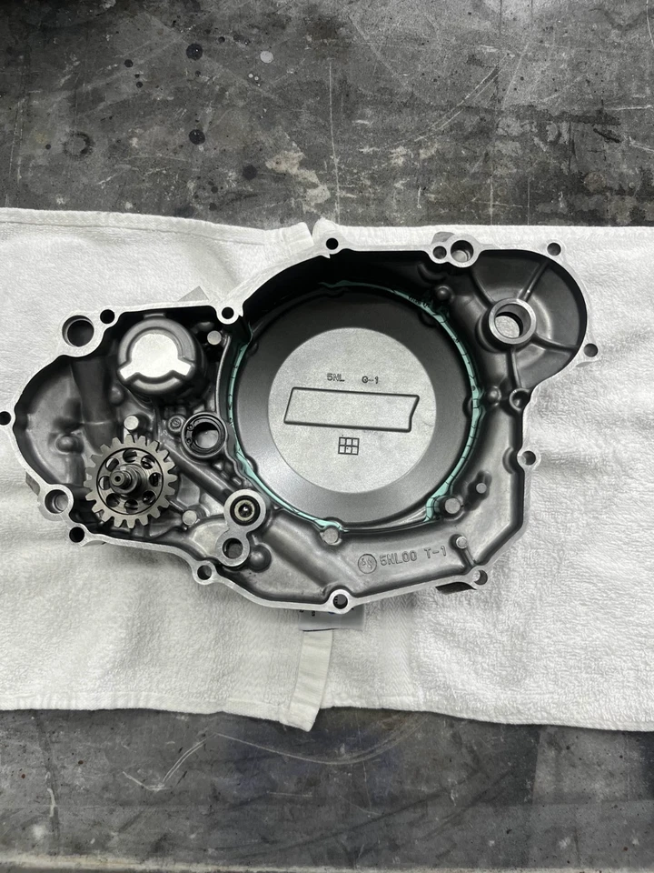 2002 年 YAMAHA YZ250F 发动机内夹盖带外罩和水泵 — 第 4/4 张图片