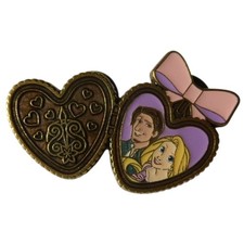 Prendedor comercial Disney 182649 Loungefly - Rapunzel y Flynn - medallones pareja real