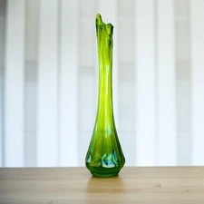 L.E. Smith Vintage Green Ribbed Swung Glass Vase 