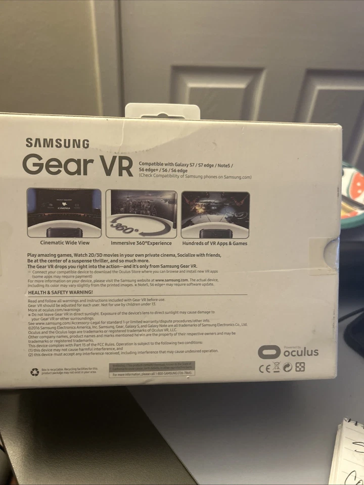 Auriculares virtuales Samsung Gear VR (SM-R323) alimentados por Oculus usados Foto 3 de 4