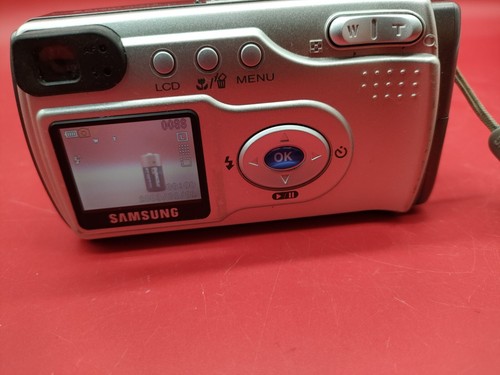 Samsung Digimax 240 2.0MP Compact Digital Camera + Memory Card - Picture 7 of 10