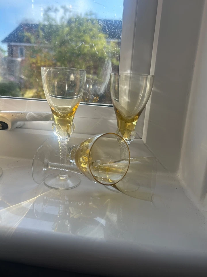 Ambre coloured wine 3 in the set glasses - Image 2 of 3