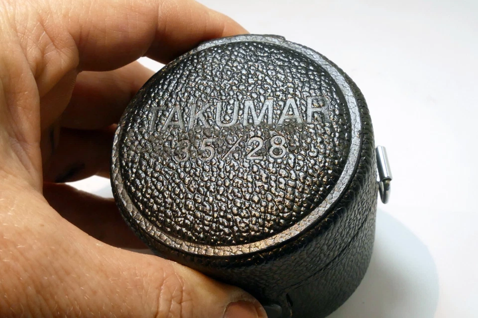 Estuche rígido Pentax para lente Super Takumar 28 mm f3,5 M42 (se adapta a 50 mm f1,4 SMC) Foto 2 de 4