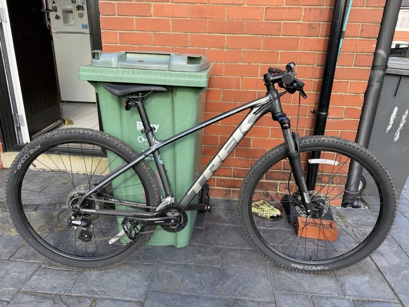 Trek Marlin 5 Large Boys Mountain Bike 16 Speed Disk Brakes Excellent Condition