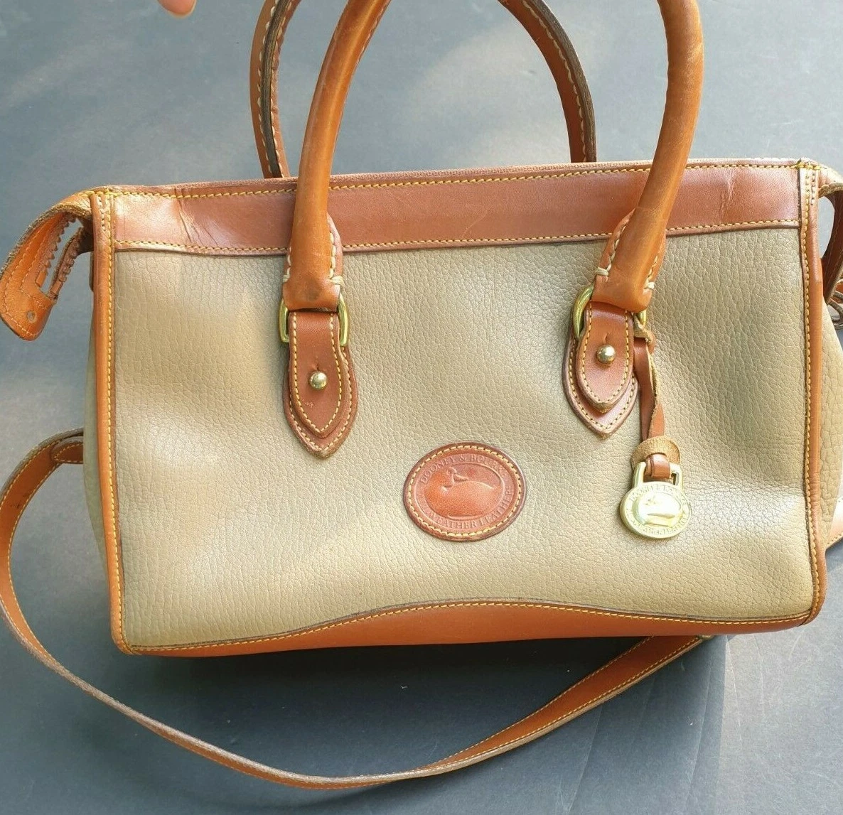 Vintage dooney and hotsell bourke messenger bag